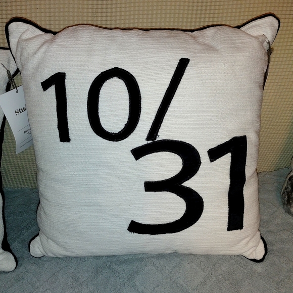 Studio 3B Halloween Pillow 18 in - Picture 1 of 5